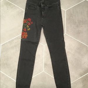 Like New LOFT black embroidered skinny jeans